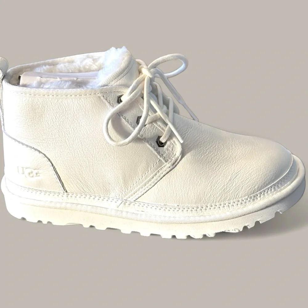 UGG mens NWB size 5 Neumel chukka white leather classic boots, unisex , w size 7